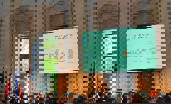 Sala convegno Berlino del 1 luglio 2025 con video su slide Autorizzazione unica